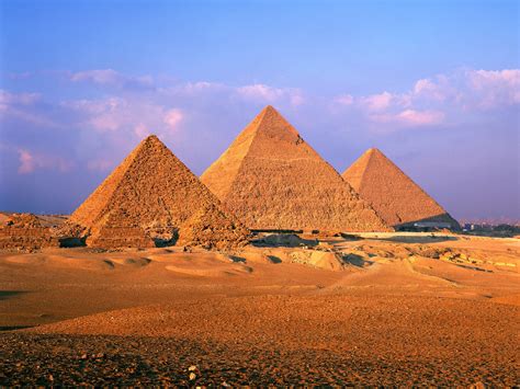 Great Pyramid of Giza .